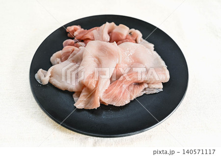 皿に盛られた生の豚こま切れ肉(脂身の多い部位) 皿に盛られた生の豚こま切れ肉(脂身の多い部位) 140571117