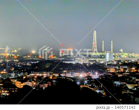工業地帯の夜景と街明かり 工業地帯の夜景と街明かり 140571142