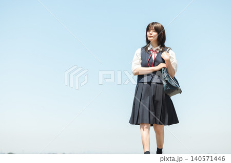 空を見上げる女子高生 140571446