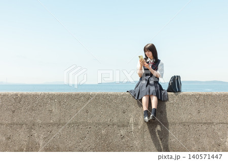 海と制服姿の女子高校生 140571447