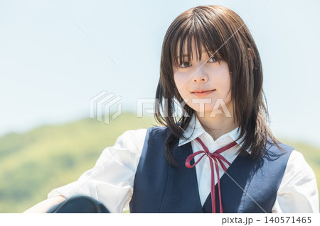 青空と制服姿の女子高校生 140571465