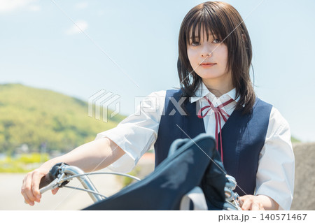 青空と制服姿の女子高校生 140571467