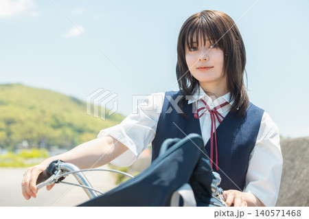 青空と制服姿の女子高校生 140571468