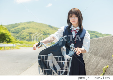 自転車通学の女子高校生 140571469
