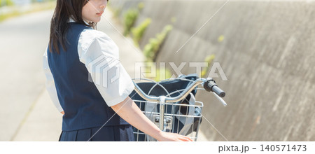 うつむく女子高校生 うつむく女子高校生 140571473