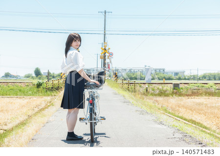 自転車に乗る女子高生 自転車に乗る女子高生 140571483