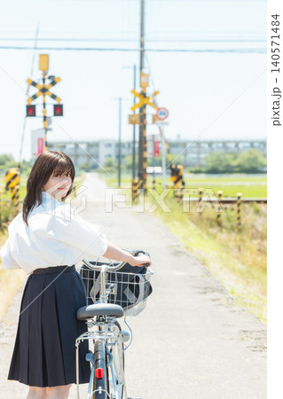 自転車を押して歩く制服姿の女子高校生 自転車を押して歩く制服姿の女子高校生 140571484