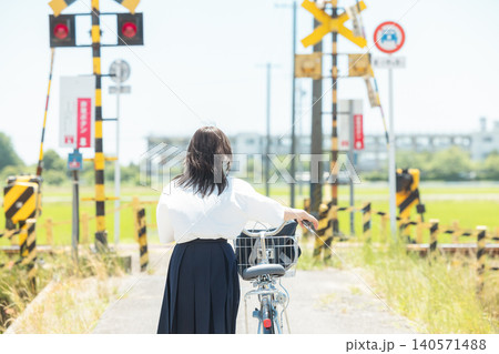 自転車通学をする女子高生 自転車通学をする女子高生 140571488