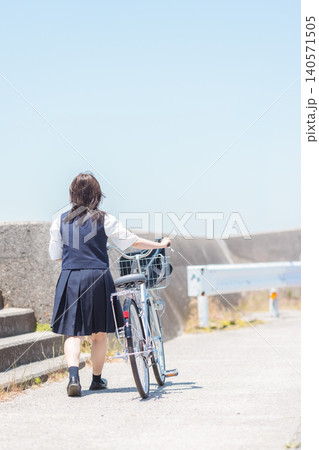 自転車通学の女子高生 自転車通学の女子高生 140571505
