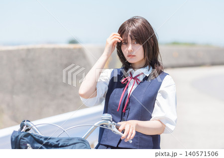 通学する女子高生 140571506