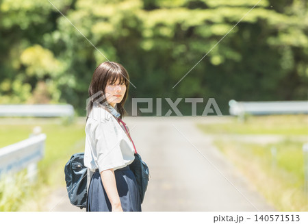 通学する女子高生 通学する女子高生 140571513