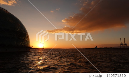海に浮かぶドーム状の建築物と美しい夕日 海に浮かぶドーム状の建築物と美しい夕日 140571830