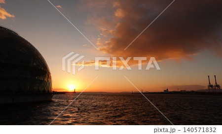 海に浮かぶドーム状の建築物と美しい夕日 海に浮かぶドーム状の建築物と美しい夕日 140571832