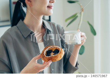 ダークチェリーのデニッシュを食べる若い女性 140571967