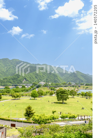 初夏の宮ヶ瀬湖畔園地と芝生広場の風景 神奈川県愛川町 初夏の宮ヶ瀬湖畔園地と芝生広場の風景 神奈川県愛川町 140572205