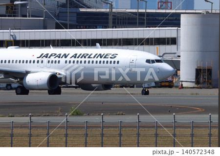 滑走路に向かう旅客機 出発イメージ JAL機 滑走路に向かう旅客機 出発イメージ JAL機 140572348