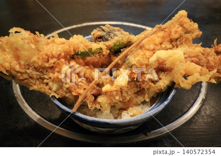 大きな穴子天丼 名物料理 デカ盛りの天丼 大きな穴子天丼 名物料理 デカ盛りの天丼 140572354