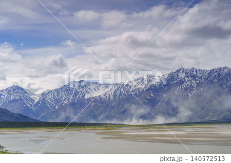 アラスカハイウェイから望むクルアニ山脈とクルアニ湖 カナダユーコン準州の絶景 140572513