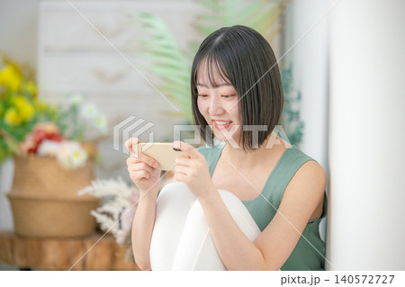 スマホを持つ若い女性 スマホを持つ若い女性 140572727