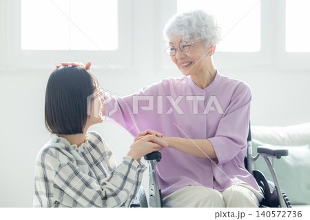 おばあちゃんとお見舞いする孫 140572736