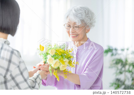 敬老の日に花束をあげる孫 敬老の日に花束をあげる孫 140572738