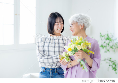 敬老の日に花束をあげる孫 敬老の日に花束をあげる孫 140572740