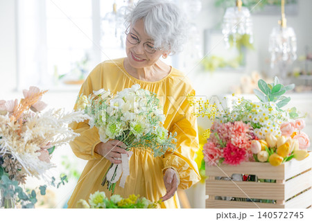 花束を持つシニア女性 花束を持つシニア女性 140572745