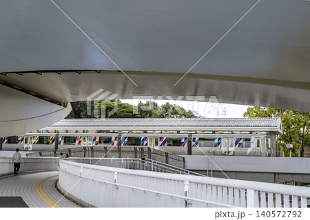 神奈川県横浜市金沢区の都市風景　鳥浜駅とシーサイドライン 140572792