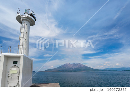 鴨池港の白い灯台と桜島を望む夏の風景 140572885