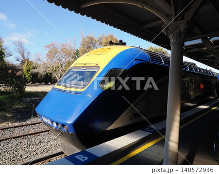 鮮やかな青い車両が停まる駅構内—都市交通の息づかいが伝わる静かな瞬間 鮮やかな青い車両が停まる駅構内—都市交通の息づかいが伝わる静かな瞬間 140572936