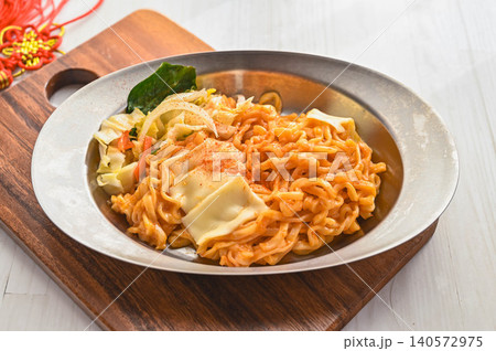 クリームカルボナーラ炒め麺　 140572975