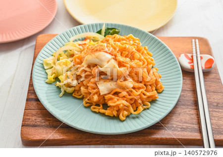 クリームカルボナーラ炒め麺 クリームカルボナーラ炒め麺 140572976