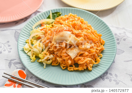 クリームカルボナーラ炒め麺 クリームカルボナーラ炒め麺 140572977