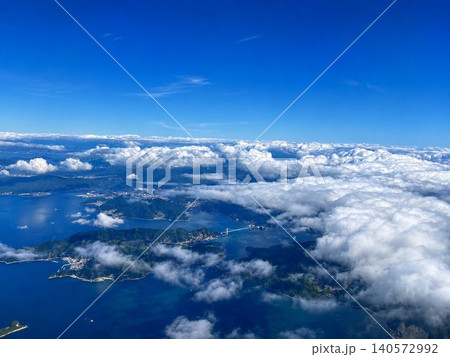 雲の隙間から見える海や島々 雲の隙間から見える海や島々 140572992