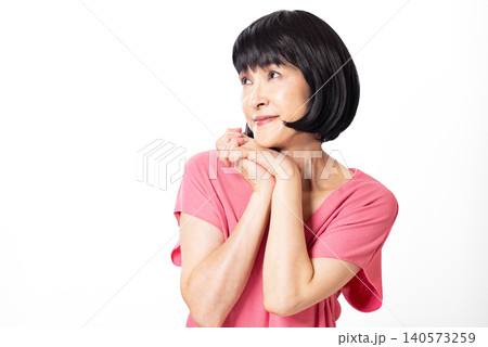 押しを愛でる少女気分のシニア女性 押しを愛でる少女気分のシニア女性 140573259