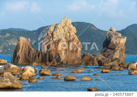 青い海に力強くそびえ立つ奇岩の海岸風景 青い海に力強くそびえ立つ奇岩の海岸風景 140573807