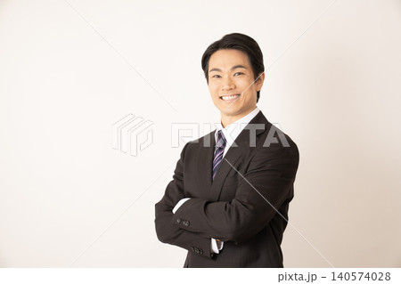 腕を組んで微笑む男性 140574028