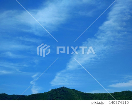 山並みの上に広がる波状雲と夏空の風景 山並みの上に広がる波状雲と夏空の風景 140574110