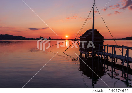 夕焼けに染まる穏やかな東郷湖の夕景 夕焼けに染まる穏やかな東郷湖の夕景 140574659