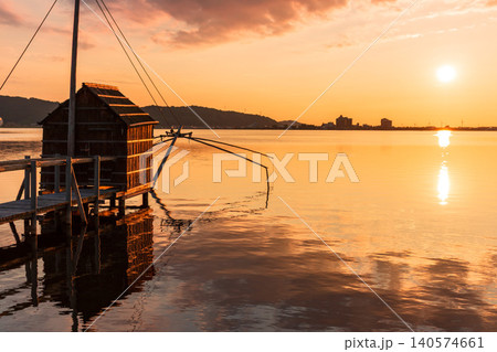 夕焼けに染まる穏やかな東郷湖の夕景 夕焼けに染まる穏やかな東郷湖の夕景 140574661
