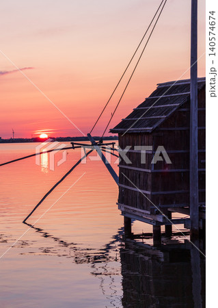 夕焼けに染まる穏やかな東郷湖の夕景 夕焼けに染まる穏やかな東郷湖の夕景 140574674