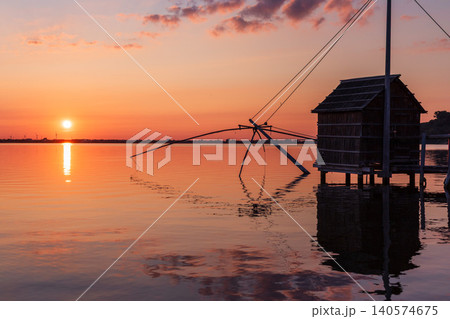 夕焼けに染まる穏やかな東郷湖の夕景 夕焼けに染まる穏やかな東郷湖の夕景 140574675