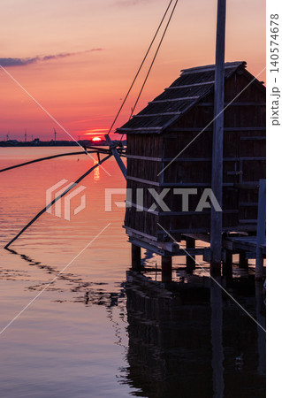 夕焼けに染まる穏やかな東郷湖の夕景 140574678