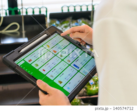 タブレットで野菜を発注する手元 タブレットで野菜を発注する手元 140574712