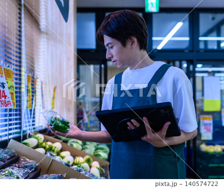 タブレットで在庫を確認する若い男性店員 140574722