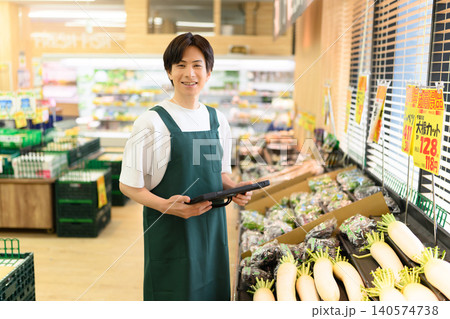 タブレットを持つ笑顔の男性店員 タブレットを持つ笑顔の男性店員 140574738