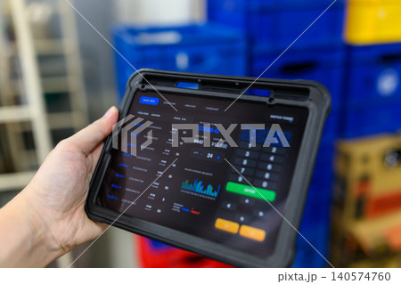 倉庫でタブレット端末を操作する手元 倉庫でタブレット端末を操作する手元 140574760