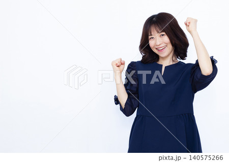 ガッツポーズをしている働く女性 ガッツポーズをしている働く女性 140575266