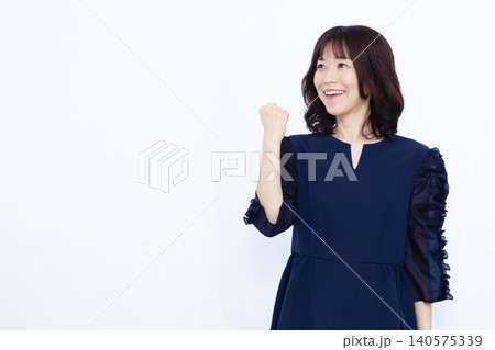 ガッツポーズをしている働く女性 ガッツポーズをしている働く女性 140575339