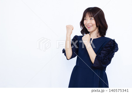 ガッツポーズをしている働く女性 ガッツポーズをしている働く女性 140575341